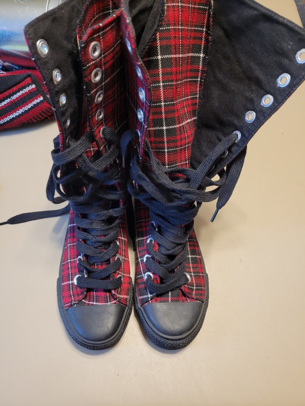 TUK - Red Plaid Lace-Up High-Top Women’s Sneakers.  Size 5 - Picture 4 of 8